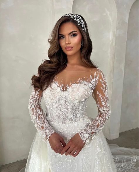 wedding hair inspo, wedding hairstyles, wedding hollywood glam waves, wedding hair for long hair, brunette wedding hair, brown wedding hair, bridal hairstyle, classic wedding hair, modern wedding hair, volumious wedding hair Bridal Hair Big Forehead, Hair Big Forehead, Modern Wedding Hair, Classic Modern Wedding, Bridal Waves, Circus Cookies, Hollywood Curls, Forehead Hair, Long Hair Waves