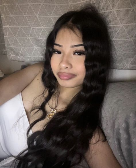 Qencenera Hairstyles For Long Hair, Fine Mexican Women, Natural Makeup Latina, Makeup Looks Latina, Latina Hair Styles, Makeup Looks Pretty, Pretty Girl Pfp, 3b Hair Type, Asian Baddies