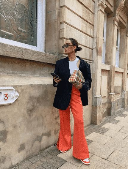 Orange Pants Outfits - 20 Ideas on How to Wear Orange Pants Pantalon Naranja Outfits, Orange Trousers Outfit, Orange Pants Outfit, Colored Pants Outfits, Pantalon Orange, Outfits Sommer, Orange Jeans, Red Trousers, Orange Fits