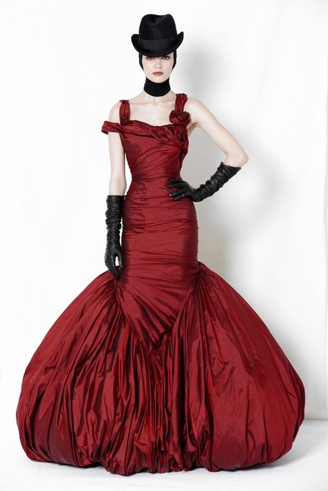 Alexander McQueen Pre-Fall 2009 Fashion Show Red Gown Dress, Alexander Mcqueen Red, Alexander Mcqueen Fashion, Mcqueen Fashion, Red Gowns, Black Hat, Gorgeous Gowns, Beautiful Gowns, Pre Fall