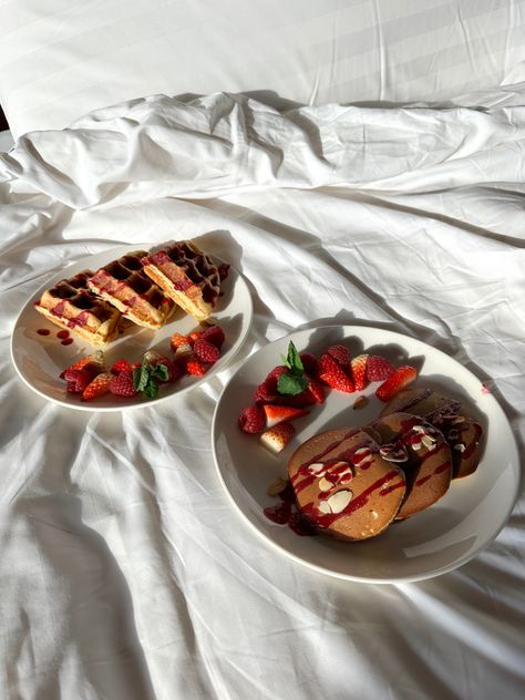 #breakfast #pancakes #waffles #aesthetic #food #foodphotography Pancakes In Bed, Breakfast In Bed, Pancakes, Waffles, Food Photography