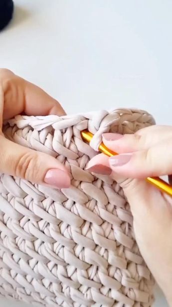 Projek Mengait, Crochet Tutorial Pattern, Crochet Bag Tutorials, Crochet Bag Pattern Free, Fashion Crochet, Crochet Stitches Video, Crochet Basket Pattern, Crochet Handbags Patterns, Crochet Stitches For Beginners