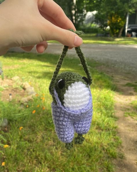 love my little froggy friends :) pattern by @cuddlycrochetsbykat | #crochet #handmade #frog #amigurumi #crochetinspiration #crochetkeychain Frog Keychain Crochet Pattern, Crochet Frog Keychain Free Pattern, Crochet Craft Fair Ideas, Crochet Small Projects, Crochet Frog Keychain, Froggy Crochet, Korean Crochet, Crochet Frog Pattern, Knit Animals