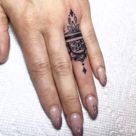 13 Finger Tattoos Prettier Than Your Flashy Rings - theFashionSpot Fingers Tattoo, Ring Tattoo Designs, Henne Tattoo, Wedding Band Tattoo, Tattoo Wallpaper, Tato Jari, Tato Henna, Small Finger Tattoos, Wedding Ring Tattoo