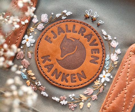 Kanken Backpack Embroidery, Embroidered Hats Ideas, Embroidered Kanken, Backpack Embroidery, Mochila Fjallraven Kanken, Backpack Diy, Flower Hand Embroidery, Kanken Mini, Embroidered Backpack