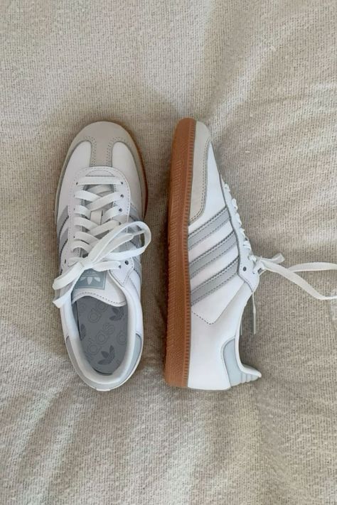 Adidas Shoes White, Addias Shoes, N Shoes, Photographie Indie, Samba Shoes, Skor Sneakers, Trendy Shoes Sneakers, Preppy Shoes, Pretty Shoes Sneakers