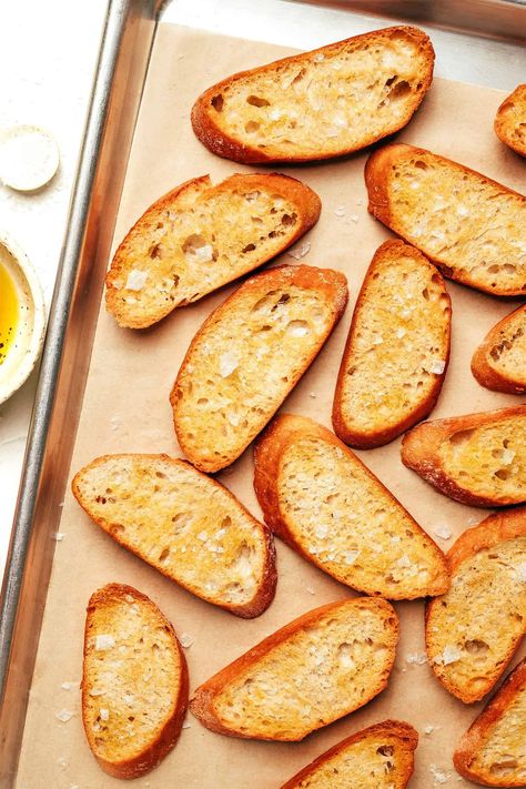 All of the best tips for how to make perfectly crisp and delicious homemade crostini, plus lots of ideas for fun seasonings and toppings! Homemade Crostini, Crostini Bread, How To Make Crostini, Crostini Toppings, Toasted Crostini, Beautiful Bread, Bread Ideas, Bday Dinner, Fruit Appetizers