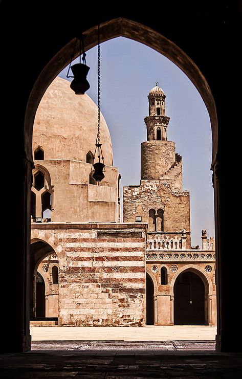 c.884. Mosque of Ibn Tulun in Cairo, Egypt Photograph: Ze3zat Licensing: CC-BY-SA-4.0. Mosque of Ibn Tulun (romanized: Masjid Ibn Ṭūlūn) Cairo, Egypt. It is the oldest mosque in Egypt as well as the whole of Africa surviving in its full original form, and is the largest mosque in Cairo in terms of land area. Ibn Tulun Mosque, Coptic Egypt, Islamic Arch, Islamic Style, Egypt Aesthetic, Mosque Art, Arabian Art, Architecture Life, Old Egypt