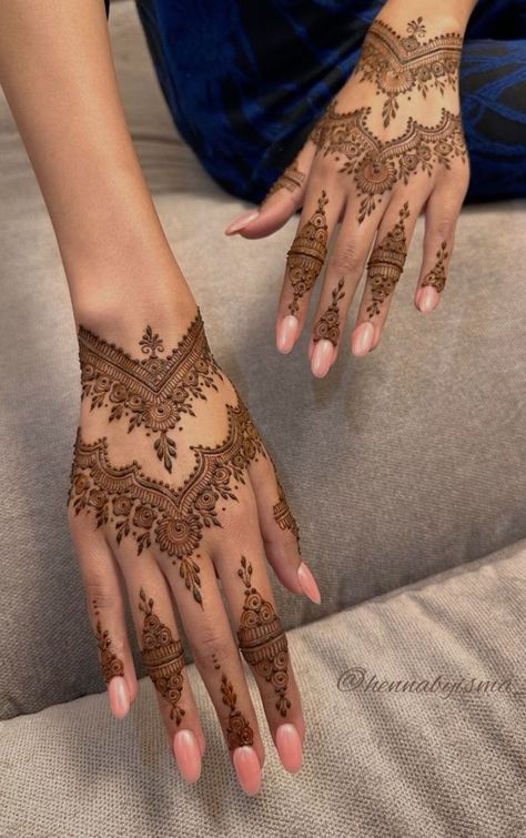 Minimal Bridal Henna Designs, Minimal Bridal Mehendi Designs, Bridal Minimal Mehendi, Aesthetic Mehndi Designs Cute, Minimal Mendhi, Aesthetic Mehendi Designs For Palm Hand, Minimal Henna Designs Simple, Trendy Mehendi Designs, Minimal Mehendi Designs