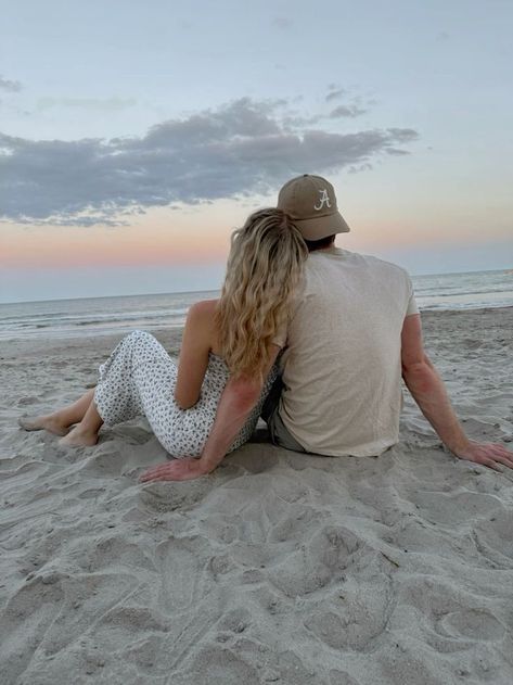 Couple Pic Idea On Beach, Beach Pictures Ideas Couples, Couple Picture On Beach, Cute Couple Poses Beach, Couple Pic At The Beach, Couple Poses Near Beach, Self Timer Beach Pictures With Boyfriend, Couples Photos At The Beach, Couple Poses For Beach Pictures