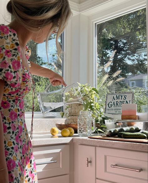 Southern Hospitality Aesthetic, Spring Cleaning Aesthetic, Southern Housewife, Homemaker Aesthetic, Homemaking Aesthetic, Scandi Aesthetic, Spring Feels, 60 Aesthetic, Youtube Aesthetic