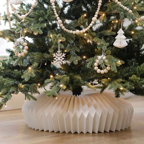 Christmas Tree Base Cover, Tree Collar Christmas, White Christmas Tree Skirt, Christmas Tree Base, New Years Tree, Tree Collar, Theme Nature, Modern Christmas Decor, Tree Base