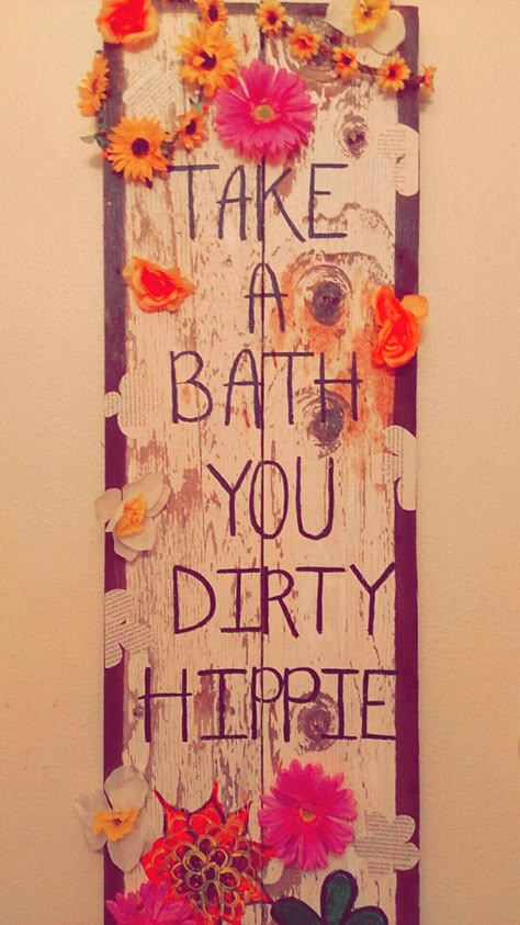 Hippy Bathroom Decor, Groovy Bathroom Ideas, Diy Hippy Decor, Painted Wooden Signs Diy, Hippie Home Aesthetic, Hippie Diy Decor, Hippie Wall Painting, Hippie Bathroom Ideas, Hippy Bathroom