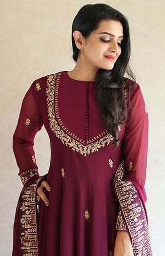 Dress With Dupatta, Silk Kurti Designs, Anarkali Dress Pattern, Simple Kurta Designs, Kurti Neck, Long Kurti Designs, Pakistani Dresses Casual, Kurta Neck Design, Dress Neck Designs