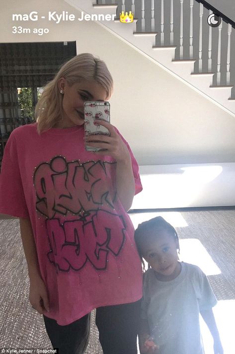 Family ties: The youngest of the Kardashian-Jenner clan shared a moment with Tyga's son Ki... Kylie Jenner Mirror, Kylie Jenner Hair Color, Kylie Jenner Pictures, Kylie Baby, Kylie Jenner Look, Kylie J, Crochet Hair Clips, Jenner Sisters, Kylie Jenner Outfits