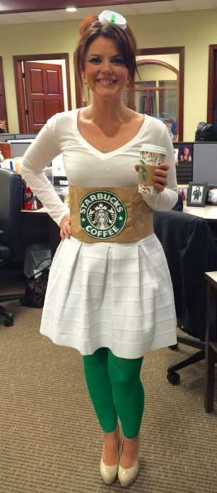 Starbucks CoffeeWhat you'll need:- White dress/ Shirt- Green leggings/ Pants- Large Starbucks bag Photo: Pinterest Photo: Pinterest Starbucks Costume, Last Minute Diy Costumes, Costumes For Work, Meme Costume, Halloween Costumes For Work, Teen Halloween, Easy Diy Costumes, Diy Kostüm, Holloween Costume