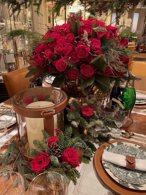 Decor On Coffee Table, Christmas Loft, Ralph Lauren Christmas, Nyc Christmas, Holiday Arrangement, Dark Christmas, Colonial Christmas, Christmas Interiors, Chic Christmas