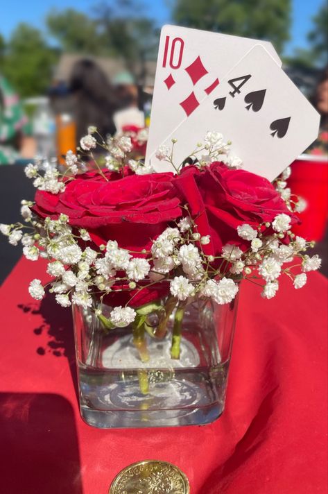 Las Vegas themed centerpiece with red roses and playing cards Las Vegas Party Decorations, Casino Birthday Party, Alice In Wonderland Props, Bingo Party, Casino Birthday, Las Vegas Party, Casino Theme Party Decorations, Vegas Party, Birthday Party 21