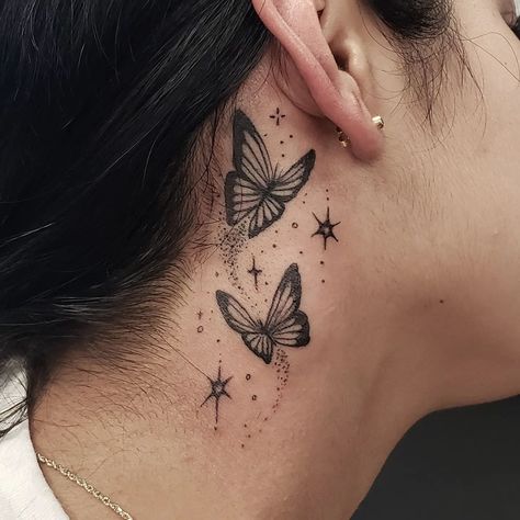 Best 70+ Behind the Ear Butterfly Tattoos for Women - 2024 Butterfly Neck Tattoo, Butterfly Tattoos Images, Simple Clock, Cute Thigh Tattoos, Behind Ear Tattoos, Tato Paha, Tattoo Quote, Tato Minimal, Hand Tattoos For Girls