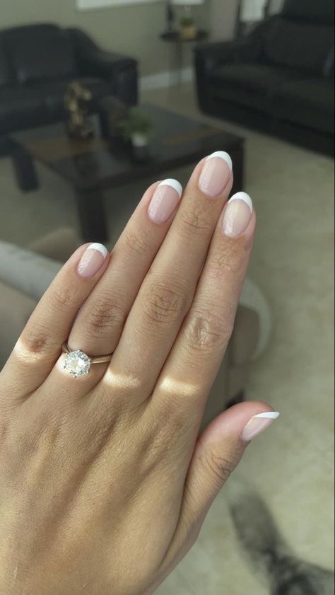 Gel Bridal Nails, French Manicure Oval Nails, Bridal French Nails, Almond Shape French Tip Nails, French Manicure Couleur, Wedding French Manicure, Bachelorette Nails The Bride, Dip Powder French Manicure, Short Round French Tip Nails