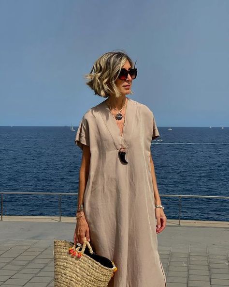 Dresses For Older Women Over 50 Classy, Carmen Gimeno, Chic Beach Outfit, Dresses For Older Women, Women Beach Outfits, Susi Rejano, Coast Outfit, Stylish Outfits For Women Over 50, Over 60 Fashion