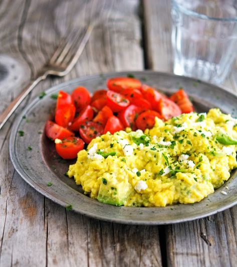 Avocado Scrambled Eggs, Eggs With Avocado, Easy Scrambled Eggs, Cheesy Scrambled Eggs, Scrambled Eggs With Spinach, Eggs Recipes, Fluffy Scrambled Eggs, Scrambled Eggs Recipe, Plats Healthy