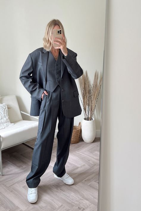 Grey Suit Woman Outfit, Oversize Grey Blazer, Grey Waistcoat Women, Women Grey Suit, Grey Suit For Women Outfit, New Balance 550 White Grey Outfit, Grey Suit Outfits Women, Gray Suit Women, Grey Suit Women