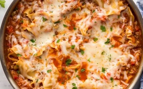 Lasagna Healthy, Dinners Under 500 Calories, Healthy Lasagna, Ground Turkey Recipes Healthy, Skillet Lasagna, The Recipe Rebel, Veggie Lasagna, Ground Chicken Recipes, Easy One Pot Meals