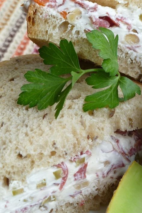 Cream Cheese And Olive Sandwich, Mayonnaise Sandwich, Party Food Spread, Tea Party Sandwiches, Slider Sandwiches, Easter Appetizers, Olive Recipes, Party Sandwiches, Finger Sandwiches