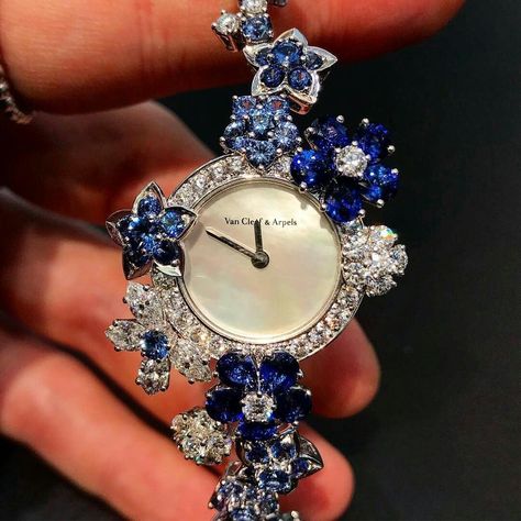 Van Cleef Arpels Folie Des Pres, Cartier Watches Women, Rolex Women, Fancy Watches, Swiss Army Watches, Watches Women, Womens Watches Luxury, Girls Watches, Silver Heart Necklace