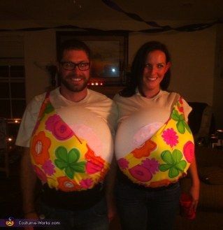 Meme Costume, Funny Couple Costumes, Halloween Duos, Funny Couple Halloween Costumes, Halloween Parejas, Matching Halloween Costumes, Clever Halloween Costumes, Couples Halloween Outfits, Duo Halloween Costumes