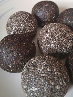 "No-Bake Equi-Chia Horse Treats" - Loaded with beneficial omega fat and fiber, just 4 ingredients, and super simple to make! :) Paddock Ideas, Horse Cookies Recipes, Horses Foals, Homemade Horse Treats, Horse Shelters, Country Dog, Blazing Saddles, Animal Treats, Horse Paddock