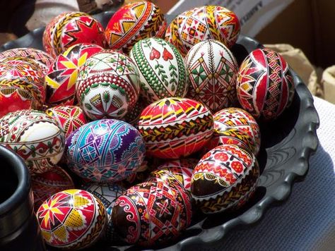 Najstarsza polska pisanka pochodzi z X wieku. (Poland) German Easter Traditions, German Decor, Polish Easter, Polish Traditions, Egg Photo, Polish Folk Art, Painted Eggs, Ukrainian Easter Eggs, Easter Egg Painting