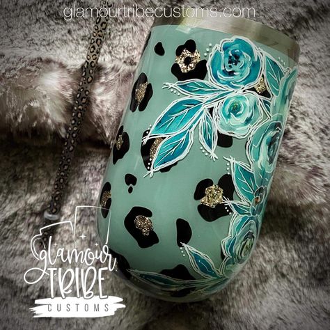 Plant Tumbler Ideas, Hand Painted Tumblers, Flower Tumbler Cup, Vaso Yeti, Tumbler Resin, Glitter Tumblr, Tumbler Cups Personalized, Diy Tumbler, Epoxy Tumbler