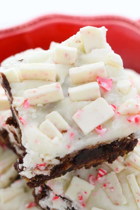 Enjoy making our chocolate brownies with white chocolate peppermint ganache recipe from scratch. These brownies are so fudgy and delightfully chewy on their own, but when you frost them with the white chocolate peppermint ganache, they are out of this world. #brownies #homemadebrownies #peppermintbrownies #frostedbrownies #whitechocolatepeppermint #ganache White Chocolate Peppermint Ganache, Brownies With White Chocolate, Peppermint Ganache, Chocolate Peppermint Brownies, Mint Frosting, Peppermint Dessert, Peppermint Recipes, White Chocolate Peppermint, Brownie Frosting