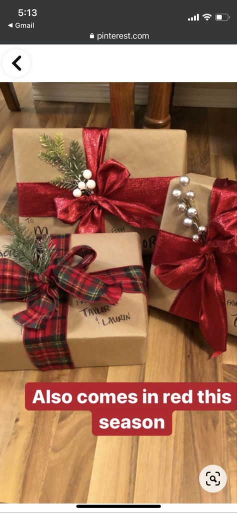 Brown Wrapped Christmas Presents, Christmas Gift Wrapping Ribbon, Christmas Gift Wrapping With Brown Paper, Christmas Gift Box Decoration Ideas, Christmas Present Ribbon Wrapping Ideas, Red Wrapping Paper Ideas, Wrapped Boxes Decoration Christmas, Christmas Present Boxes Decoration, Christmas Wrapping With Ribbon