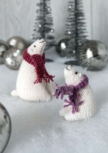 Diy Bear Ornaments Christmas Crafts, Small Knitted Animals, Polar Bear Knitting Pattern, Knitted Christmas Ornaments Free Pattern, Knitted Christmas Ornaments, Christmas Toy Knitting Patterns, Christmas Knits, Knit Christmas Ornaments, Christmas Knitting Patterns Free