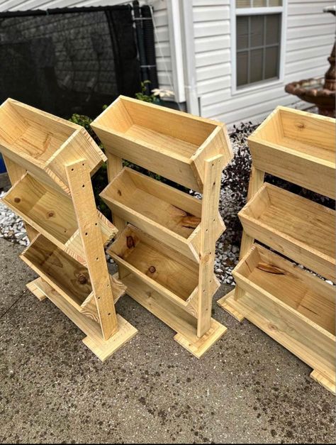 Indoor Garden Shelves, Herb Garden Tower Ideas, Herb Garden Tower, Pallet Garden Bed, Wooden Herb Garden, Huerta En Casa Ideas, Strawberry Garden Ideas Vertical Planter, Wood Pallet Herb Garden Vertical Planter, Diy Wooden Planters