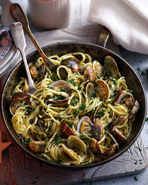 https://www.deliciousmagazine.co.uk/recipes/spaghetti-clam-alle-vongole/ Vongole Pasta Recipe, Vongole Pasta, Spaghetti Vongole, Clam Recipes, Italian Chef, Classic Italian Dishes, Delicious Magazine, Perfect Pasta, Spaghetti Recipes