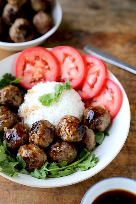 Easy, Savory Vietnamese Beef Meatballs with a Sweet and Spicy Hoisin Dipping Sauce. Serve with Rice, Cilantro and Tomatoes for a tasty and healthy lunch. Hoisin Dipping Sauce, Vietnamese Beef, Beef Meatballs, Vietnamese Cuisine, Sem Lactose, Vietnamese Recipes, Asian Cooking, Meatball Recipes, Beef Dishes