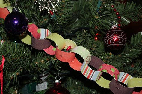 Paper Ring Garland, Origami Ring, Super Mario Bros Birthday Party, Christmas Ring, Mario Bros Birthday, Paper Ring, Christmas Tree Garland, Holiday Crafts For Kids, Diy Garland