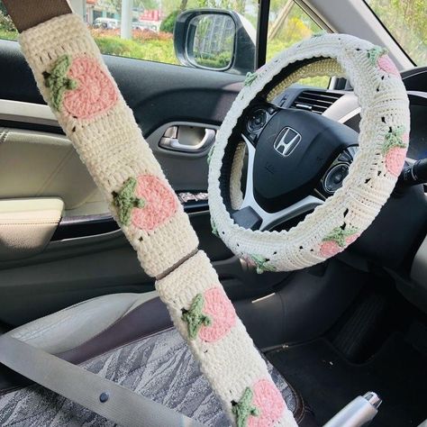 Crochet Car Center Console, Crochet Flower Steering Wheel Cover, Car Seat Crochet Cover, Car Wheel Cover Aesthetic, Knitted Steering Wheel Cover, Cute Wheel Covers, Cute Car Accessories Pink, Floral Car Decor, Crochet Sterling Wheel Cover