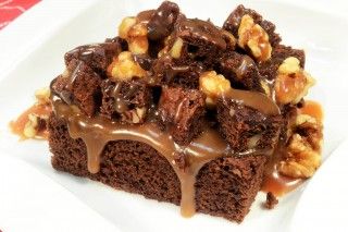 Chocolate Brownies with Caramel Sauce Drizzle Turtle Brownies, Snickers Cake, Brownie Recipes Healthy, Chocolate Turtles, Healthy Brownies, Brownie Toppings, Caramel Brownies, Caramel Pecan, Chocolate Cake Mixes