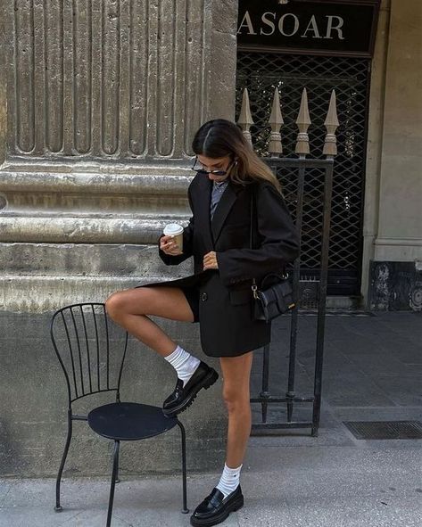 The 18 Loafer Outfits We Want To Wear On Repeat Any Season - CLOSS FASHION Loafer Outfits Women, Black Loafers Outfit, Loafer Outfits, Loafers Outfit, Look Plus Size, Paris Outfits, Ținută Casual, Mode Ootd, Mein Style