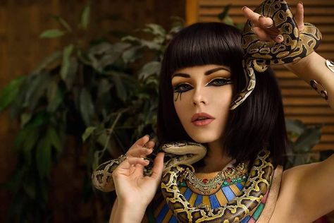 For A Thousand More — Cleopatra (Assassin’s Creed: Origins)  by Irine... Fantasy Egypt, Cleo Patra, Egyptian Eyes, Irina Meier, Egypt Makeup, Egyptian Headdress, Cleopatra Makeup, Egyptian Goddess Art, Egyptian Makeup