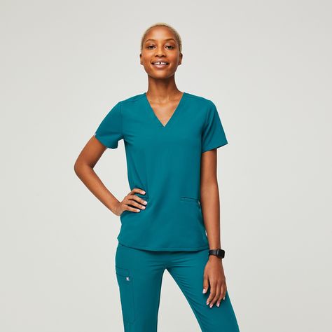 Shop the Casma Three-Pocket Scrub Top from FIGS! Tailored fit and three pockets to fulfill all your stashing needs. You deserve awesome scrubs. Scrubs Uniform Cute, Jogger Scrubs, Green Scrubs, Womens Scrub Tops, Slim Joggers, Scrubs Uniform, Figs Scrubs, Medical Outfit, Blue Scrubs