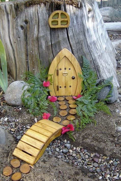 Fairy house on the tree stump in back? Wine Barrel Planter, Boom Kunst, Fairy Tree Houses, Fairy Garden Designs, Budget Garden, Faeries Gardens, Fairy Tree, Gnome House, Fairy Garden Houses