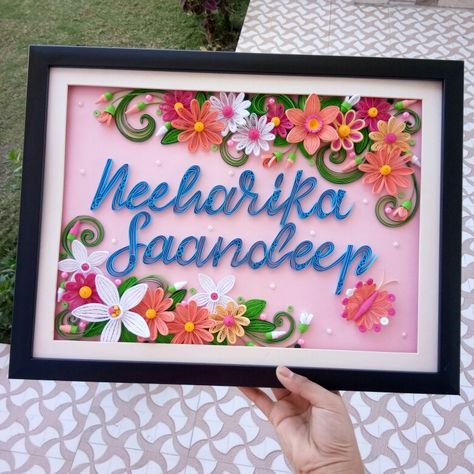 Anniversary Quilling Ideas, Quilling Frames Ideas, Quilling Name Plate Ideas, Diy Quilling Christmas, Quilling Frames, Quilling Photo Frames, Quilling Flower Designs, Photo Frame Crafts, Quilling Letters