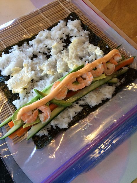 Home made sushi Home Made Sushi, Healthy Weight Gain Foods, Homemade Sushi, How To Make Sushi, Healthy Weight Gain, Sushi Recipes, Summer Inspo, I Want To Eat, Night Ideas