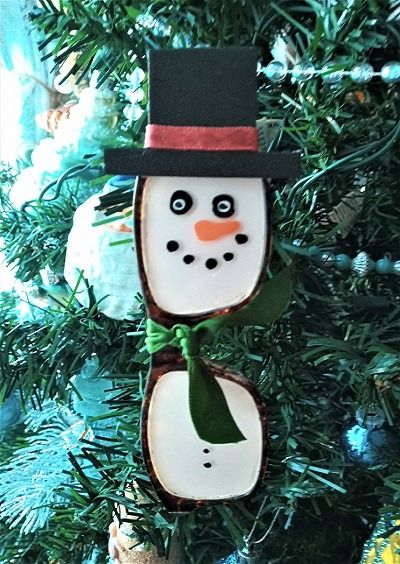 Upcycled Reading Glasses Painted Snowman Christmas Tree Ornament Snowman Glasses, Snowman Crafts Diy, Christmas Bazaar, Painted Snowman, Vintage Christmas Crafts, Decorated Wreaths, Diy Snowman, Snowman Christmas Tree, Snowman Painting